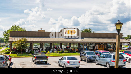 HICKORY, NC, USA-9/6/18: A local Cracker Barrel Restaurant and parking lot.  Cracker Barrel Old Country Store, Inc. is an American chain. Stock Photo