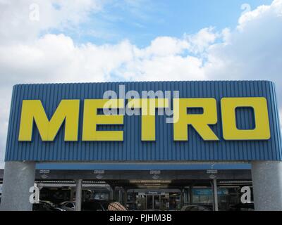 METRO sign brand Cash and Carry REAL Food Stock Photo