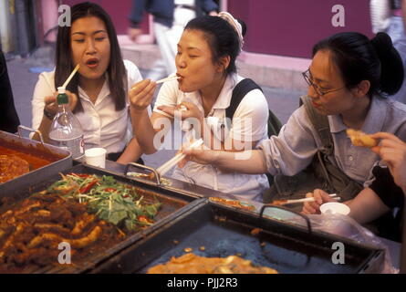 people at a streetfood restaurant in city centre of Seoul in South Korea in EastAasia.  Southkorea, Seoul, May, 2006 Stock Photo