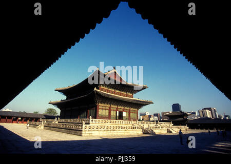 the Gyeongbokgung or Kyongbokkung Palace in the city of Seoul in South Korea in EastAasia.  Southkorea, Seoul, May, 2006 Stock Photo