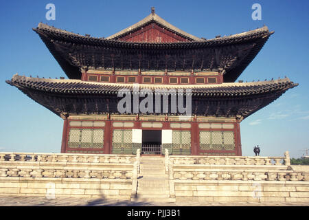 the Gyeongbokgung or Kyongbokkung Palace in the city of Seoul in South Korea in EastAasia.  Southkorea, Seoul, May, 2006 Stock Photo