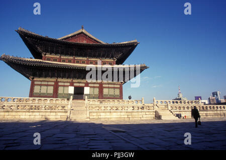 the Gyeongbokgung or Kyongbokkung Palace in the city of Seoul in South Korea in EastAasia.  Southkorea, Seoul, May, 2006 Stock Photo