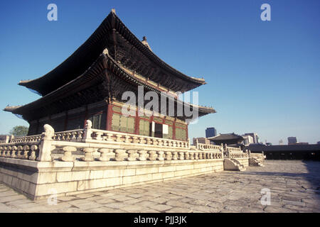 the Gyeongbokgung or Kyongbokkung Palace in the city of Seoul in South Korea in EastAasia.  Southkorea, Seoul, May, 2006 Stock Photo