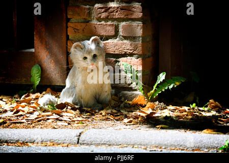 To soft toy cat in a gate in mountain Kling, Schleswig - Holstein, Germany, Europe, Stofftier-Katze an einem Eingangstor in Klingberg, Schleswig-Holst Stock Photo