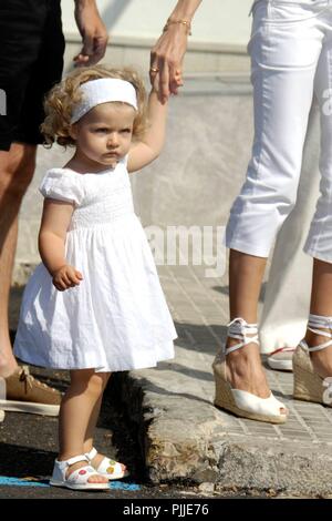 La familia real española encabezada por el Rey D. Juan Carlos I y Doña Sofia en el Club de Nautico de Palma donde comienza la XXVI Regata Copa del Rey de Vela. En este primer dia brillo la infanta Leonor acompañada de sus padres el Principe Felipe y la Princesa de Asturias, Dña. Letiiza Stock Photo