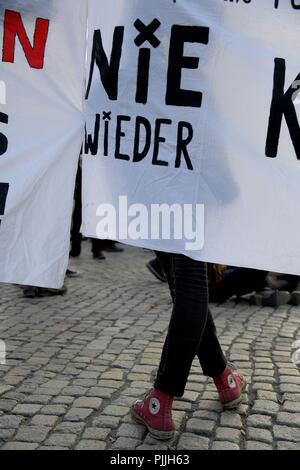 Chemnitz, Germany. 07th Sep, 2018. Demonstration of the right-wing populist alliance Pro Chemnitz: Participants in a counterdemonstration hold up a banner. Credit: Hendrik Schmidt/dpa/Alamy Live News Stock Photo