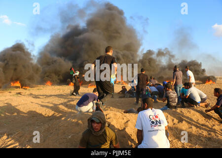 Gaza, Palestine. 7th Sep, 2018. Palestinian citizens seen taking cover during the clashes.Clashes between the Israeli forces and Palestinian citizens during a protest against the decision of President Trump to recognizing Jerusalem as the capital of Israel. The protest was entitled: Return despite your nose Trump. Credit: Ahmad Hasaballah/SOPA Images/ZUMA Wire/Alamy Live News Stock Photo