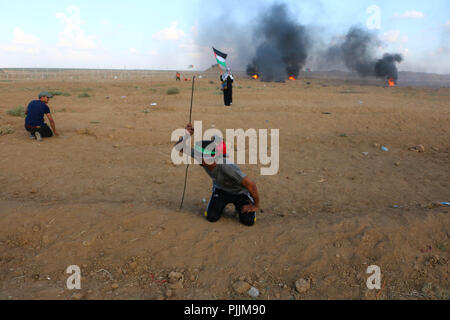 Gaza, Palestine. 7th Sep, 2018. Palestinian citizens seen taking cover during the clashes.Clashes between the Israeli forces and Palestinian citizens during a protest against the decision of President Trump to recognizing Jerusalem as the capital of Israel. The protest was entitled: Return despite your nose Trump. Credit: Ahmad Hasaballah/SOPA Images/ZUMA Wire/Alamy Live News Stock Photo