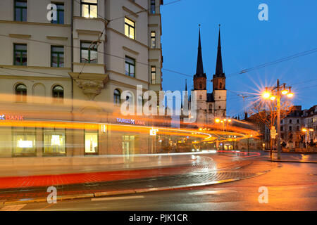 Germany, Saxony-Anhalt, Halle (Saale), Hallmarkt, market church and Red Tower, dusk, light trails of the tram Stock Photo