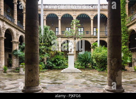 Cuba, Havana, Palacio de los Capitanes Generales, statue of Christopher Columbus Stock Photo