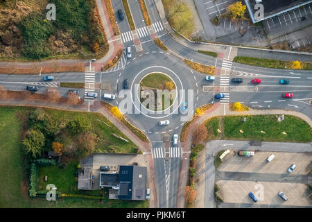 Roundabout with autumn leaves, pedestrian crossings, zebra crossing, Warendorfer Straße Sachsenring Münsterstraße, Hamm, Ruhr area, North Rhine-Westphalia, Germany Stock Photo