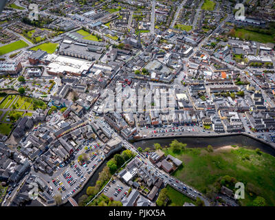 Downtown Ennis mir Fergus River, Ennis Old Town, Ennis, County Clare, Clare, Ireland, Europe Stock Photo