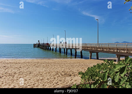 View of the famous jetty and pristine sandy beach at Palm Cove, a beautiful holiday village just 25km north of Cairns along the road to Port Douglas Stock Photo