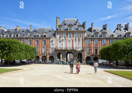 Pavillon de la Reine in Place des Vosges, Paris, Le Marais, Europe Stock Photo