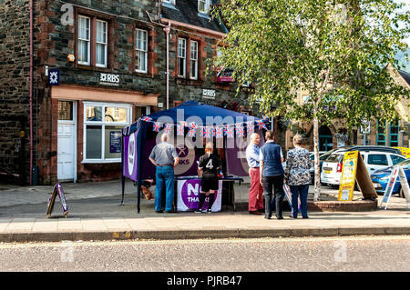 People gather around a kiosk giving out information supporting vote stay during the Scottish referendum in the bustling market town of Aberfeldy Stock Photo