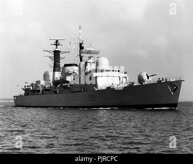 AJAXNETPHOTO. 22ND DECEMBER, 1982. SOUTHAMPTON, ENGLAND. - MISSILE ARMED DESTROYER - HMS NOTTINGHAM ON TRIALS PRIOR TO ACCEPTANCE BY THE ROYAL NAVY. PHOTO: VT COLLECTION/AJAXNETPHOTO REF:VTPR50678 Stock Photo