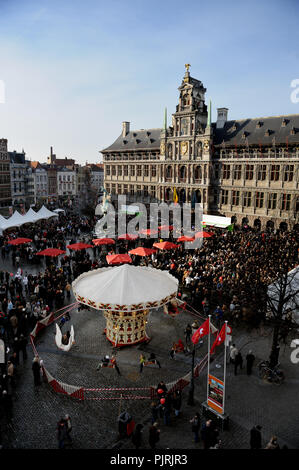 Nieuwjaarsdrink op de Grote Markt van Antwerpen, aangeboden door het stadsbestuur als nieuwjaarsgeschenk (België, 11/01/2009) Stock Photo