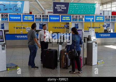 ryanair check in baggage at airport