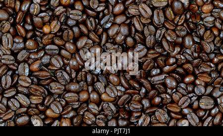 dark roasted arabica coffee beans for italian espresso as seamless pattern Stock Photo