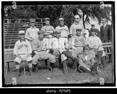 BASEBALL, CONGRESSIONAL. FRONT ROW- LAFFERTY OF OREGON; SIDNEY ANDERSON OF MINNESOTA; LONGWORTH OF OHIO; 2 UNIDENTIFIED. REAR ROW- FARR OF PENNSYLVANIA; MILLER OF MINNESOTA; 2 UNIDENTIFIED Stock Photo