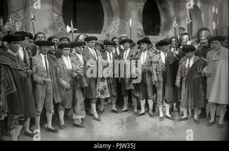 Becerrada benéfica para niños acogidos organizada por la sociedad Euskal Billera en la plaza de 'El Txofre' (10 de 20) - Fondo Car-Kutxa Fototeka. Stock Photo