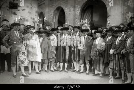 Becerrada benéfica para niños acogidos organizada por la sociedad Euskal Billera en la plaza de 'El Txofre' (13 de 20) - Fondo Car-Kutxa Fototeka. Stock Photo