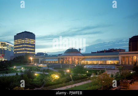 the Botanic Garden in Saint-Josse-ten-Noode at sunset; Brussels (Belgium, 09/08/2004) Stock Photo