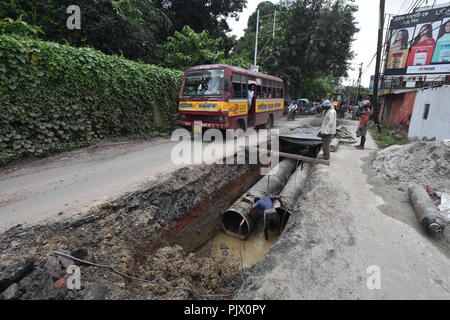 Howrah, Kolkata, India. 9th September, 2018. Twin 900mm drinking water pipeline are being installed at the AJC Bose Indian Botanic Garden adjacent Andul road (Kolkata-NH6 connector) in Howrah. Credit: Biswarup Ganguly/Alamy Live News Stock Photo