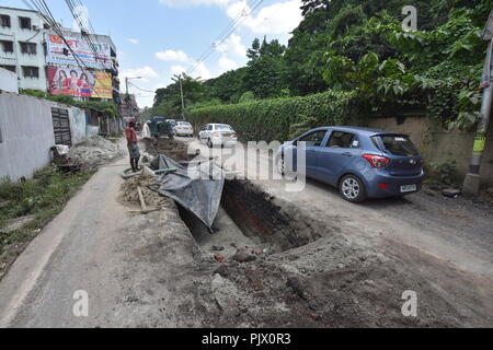 Howrah, Kolkata, India. 9th September, 2018. Twin 900mm drinking water pipeline are being installed at the AJC Bose Indian Botanic Garden adjacent Andul road (Kolkata-NH6 connector) in Howrah. Credit: Biswarup Ganguly/Alamy Live News Stock Photo