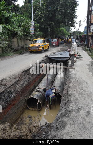 Howrah, Kolkata, India. 9th September, 2018. Twin 900mm drinking water pipeline are being installed at the AJC Bose Indian Botanic Garden adjacent Andul road (Kolkata-NH6 connector) in Howrah. Credit: Biswarup Ganguly/Alamy Live News Stock Photo