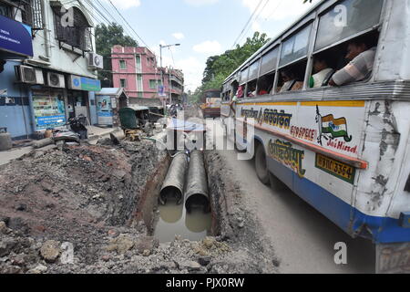 Howrah, Kolkata, India. 9th September, 2018. Twin 900mm drinking water pipeline are being installed at the AJC Bose Indian Botanic Garden adjacent Andul road (Kolkata-NH6 connector) in Howrah. Credit: Biswarup Ganguly/Alamy Live News Stock Photo