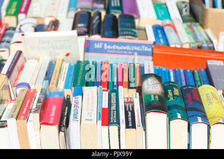 Stacked books on a flea market, Germany, Europe    I Aufgestapelte Bücher auf einem Flohmarkt, Deutschland, Europa I Stock Photo