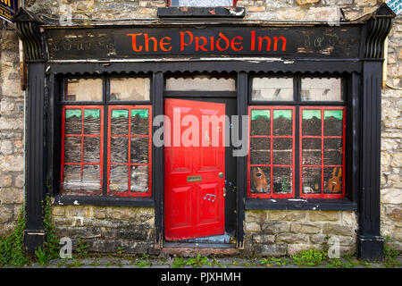 Ireland, Co Leitrim, Drumshanbo, The Pride Inn, trompe d’oeil bar front with open door and music coming out, painting on empty building Stock Photo