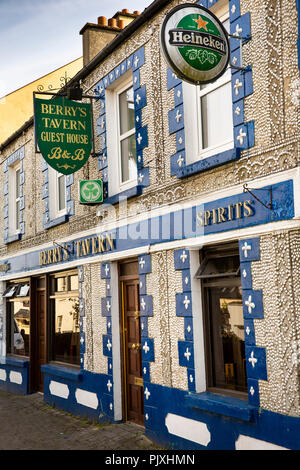 Ireland, Co Leitrim, Drumshanbo, Berry’s Tavern, sea shell-studded exterior Stock Photo