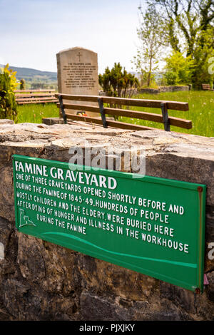 Ireland, Co Leitrim, Manorhamilton, Famine Graveyard, history plaque and Pauper’s Acre memorial stone Stock Photo