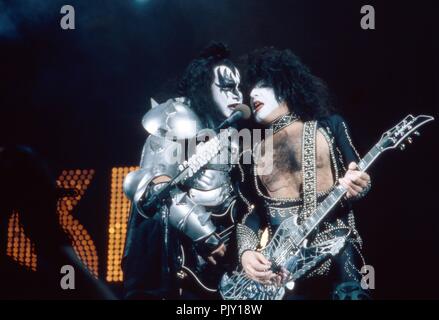 gene-simmons-the-demon-links-