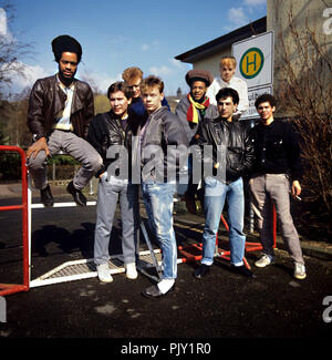 UB40 (v.l. Earl Falconer, Robin Campbell, Brian Travers, Unbekannt, Terence „Astro“ Wilson, Norman Lamount Hassan, Unbekannt, Michael Virtue) on 16.04.1984 in Schleiden. | usage worldwide Stock Photo