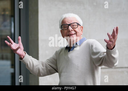 London, UK 9th September 2018. Barry Cryer, writer, comedian and actor, arrives at BBC Studios in London. Credit: Vickie Flores/Alamy Live News Stock Photo