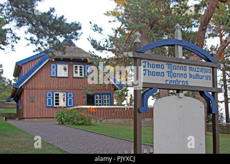 06.09.2018, Lithuania, Nida: A sign with the Lithuanian inscriptions 'Thomo Manno muziejus' (Thomas Mann Museum) and 'Thomo Manno kulturos centras' (Thomas Mann Cultural Centre) stands in front of the summer house of the Mann family. In this Thomas Mann House, a new exhibition is dedicated to the role of women alongside the famous German writer. Under the title 'Frau Thomas Mann', the life and career of Katia Mann are presented on six panels as part of the permanent exhibition in the former summer house of the Nobel Prize-winning author. Photo: Alexander Welscher/dpa Stock Photo