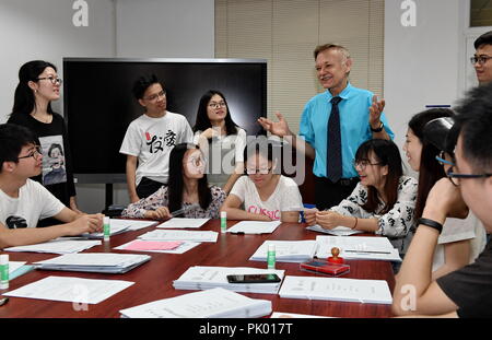 Xiamen, China's Fujian Province. 14th June, 2018. William Brown has a group discussion with his students at Xiamen University in Xiamen, southeast China's Fujian Province, June 14, 2018. Credit: Zhang Guojun/Xinhua/Alamy Live News Stock Photo
