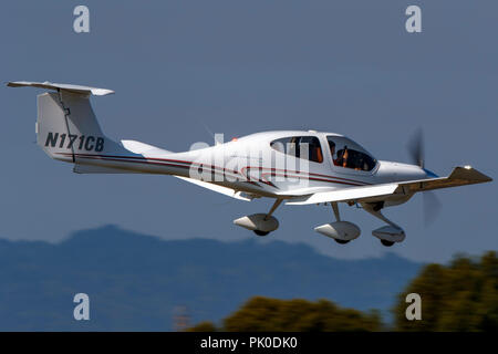 Diamond Aircraft DA 40 (N171CB) on approach to Palo Alto Airport (KPAO), Palo Alto, California, United States of America Stock Photo