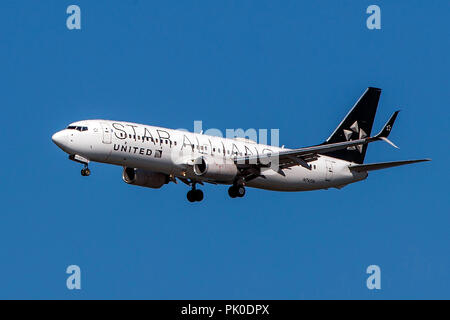 Boeing 737-824 (N76516) operated by United Airlines with the Star Alliance livery on approach to San Francisco International Airport (KSFO), San Francisco, California, United States of America Stock Photo
