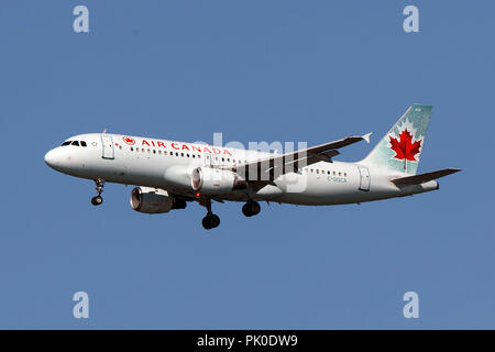 Airbus A320-211 (C-GQCA) operated by Air Canada on approach to San Francisco International Airport (KSFO), San Francisco, California, United States of America Stock Photo