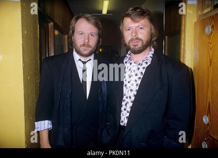 Björn Ulvaeus (r) und Benny Andersson (l) former members of ABBA in November 1984. | usage worldwide Stock Photo