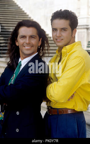 (l-r): Thomas Anders, Glenn Medeiros on 03.08.1992 in München / Munich. | usage worldwide Stock Photo