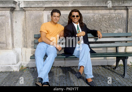 (l-r): Glenn Medeiros, Thomas Anders on 03.08.1992 in München / Munich. | usage worldwide Stock Photo