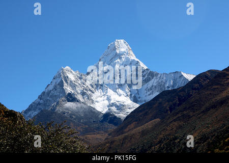 Amazing Shot of Wonderful view of Ama Dablam mountain peak on the way to Everest base camp covered white snow, iconic peak of Everest trekking roout Stock Photo