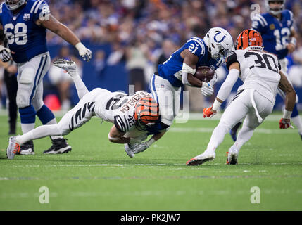 Cincinnati, OH, USA. 11th Nov, 2018. New Orleans Saints wide receiver  Michael Thomas (13) fights to break a tackle from Cincinnati Bengals safety  Clayton Fejedelem (42) in a game between the New