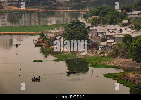 A view looking down on a slum on the banks of a river in Dhaka, Bangladesh Stock Photo