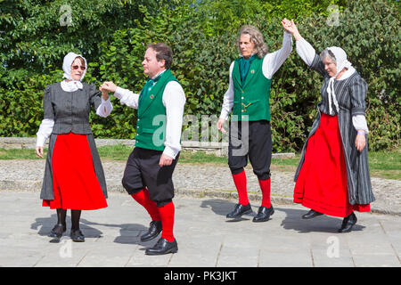 Cwmni Gwerin Pontypwl Welsh folk dancers entertain crowds at the Swanage Folk Festival, Dorset UK on a lovely warm sunny day in September Stock Photo